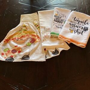 Bundle of 5 kitchen towels.